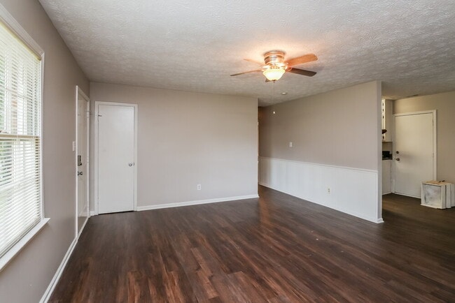 Photo - 925 Virginia Ct SE