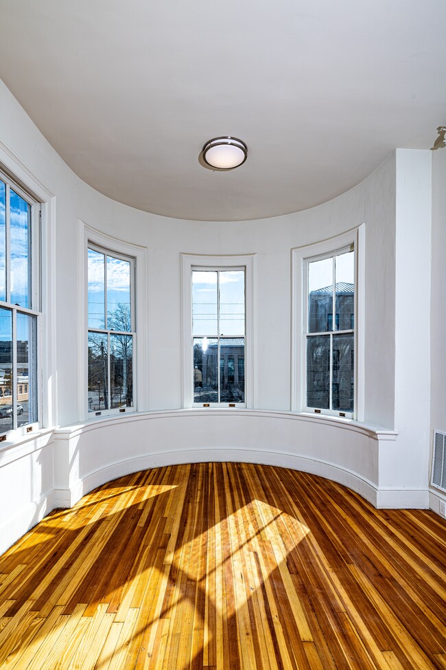 Unit 6 Living space - 1527 Gervais St