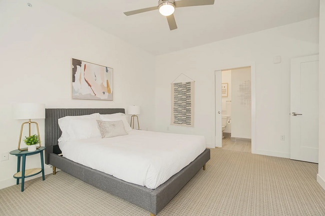 Photo - 901 W 17 St Unidad 212H