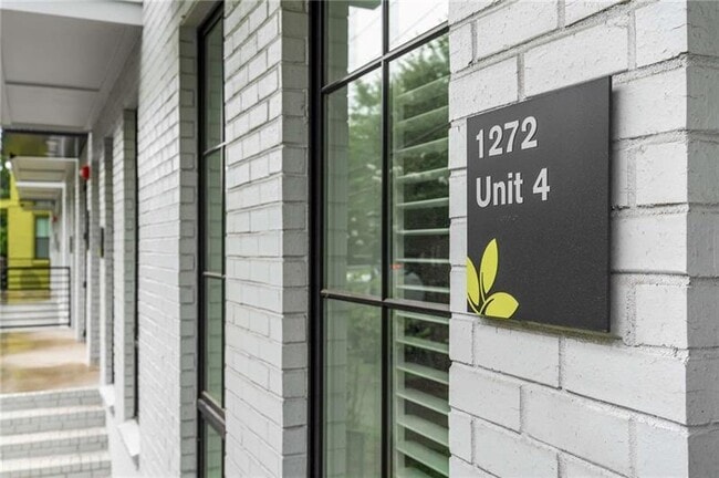 Photo - 1272 Longreen Ter NW