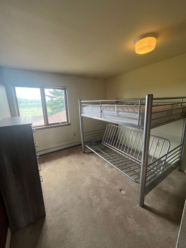 Photo - Partially furnished/heat included/4 bedroom