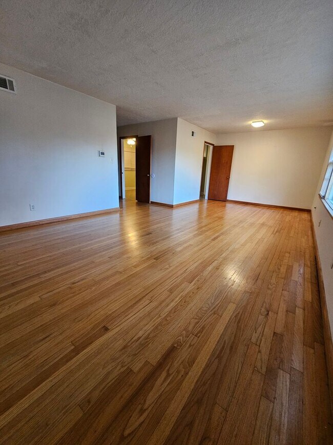 Photo - (3) Bed/(2) Bath + (2) Living Areas Avail NOW!