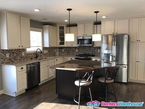 Photo - Available Oct 9 - Spacious End Unit 3 Bedr...