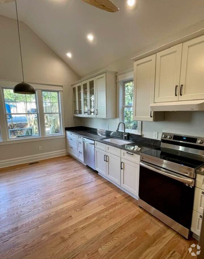 Building Photo - Beautiful picturebook 2 bed/1.5 bath cotta... Rental