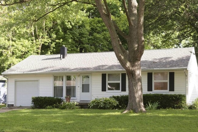 Building Photo - 3 bedroom with hardwood floors