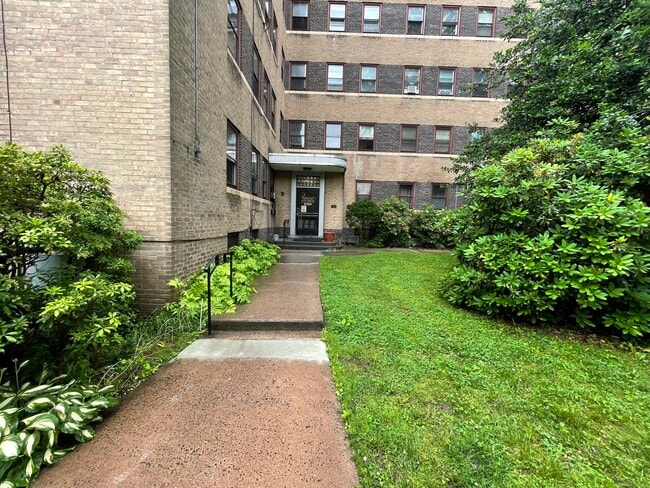 Building Photo - 230 Farmington Ave Unit APT F4