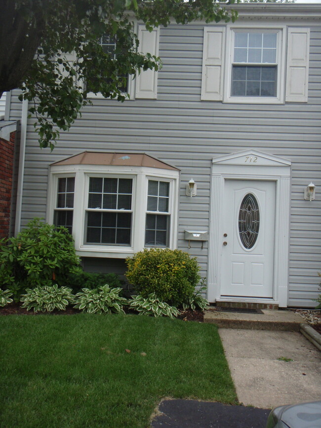 Towne house with 2 large bedrooms. One full bath and one powder room. - 712 Towne Center Dr Townhome