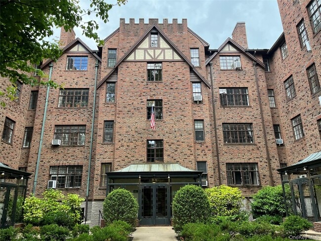 Building Photo - 38-30 Douglaston Pkwy Unit 4C