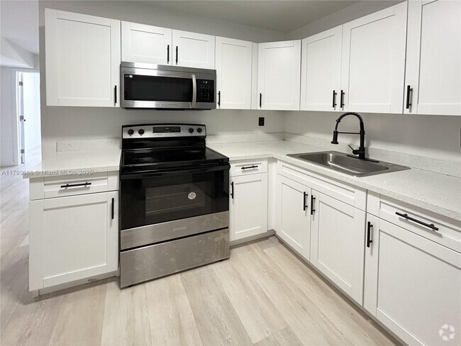 Building Photo - 12215 W Dixie Hwy Unit 205 Rental