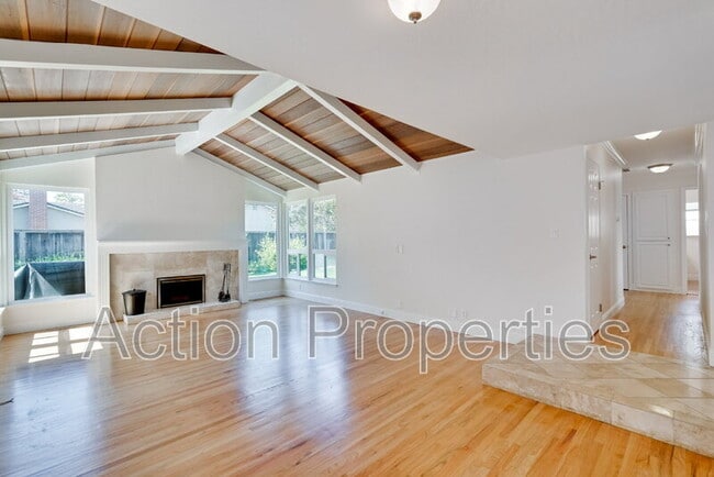 3426 Woodstock Ln