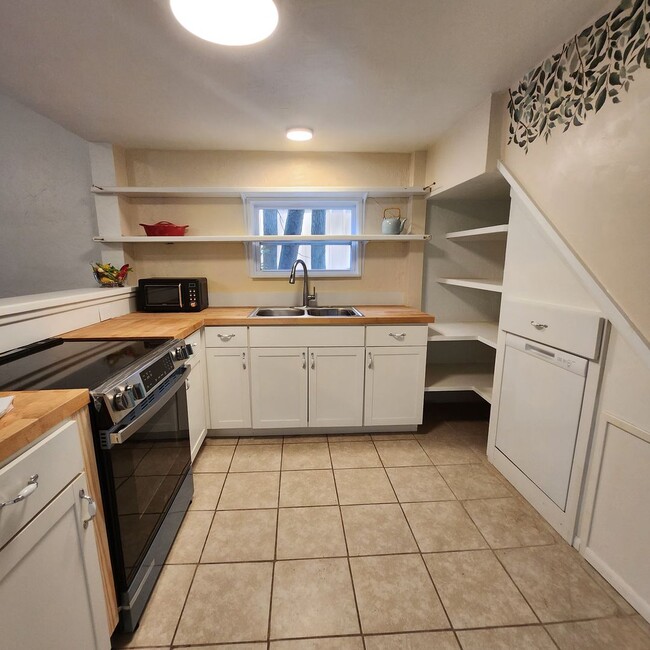 Photo - Single Family Home Close to UF!