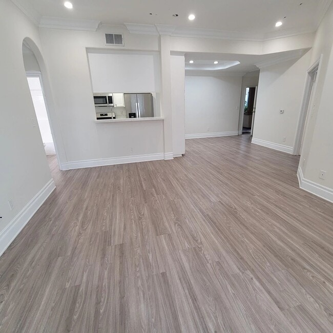 Photo - 2669 S Barrington Ave Unidad 108