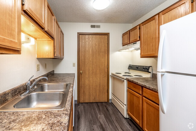 2BR, 1BA - 900 SF