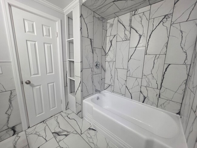 Building Photo - 212 Oak St Unit 3 Bedroom House on Oak Street