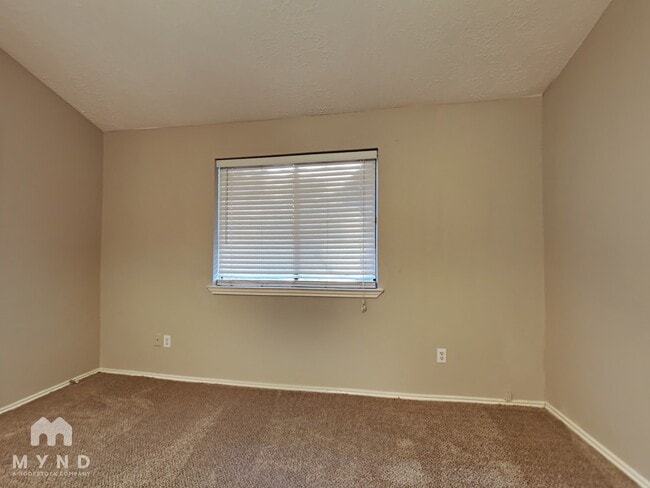 Photo - 225 Bedford Ln