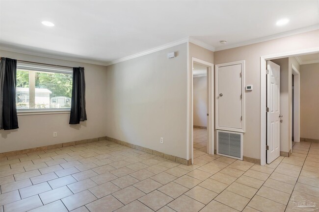 Photo - 415 W Hannah St