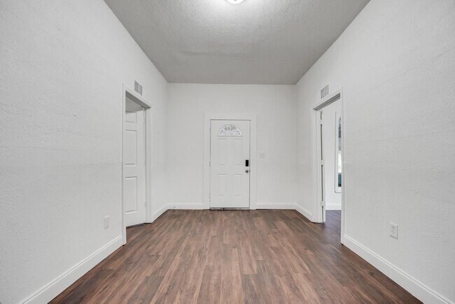 Photo - 2410 Mc Quade St