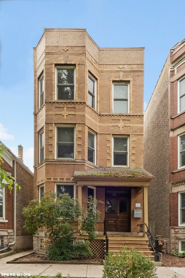 Building Photo - 2025 W Walton St