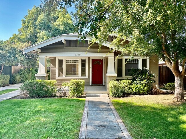 Building Photo - Charming 3/1 in the Heart of Tower Distict