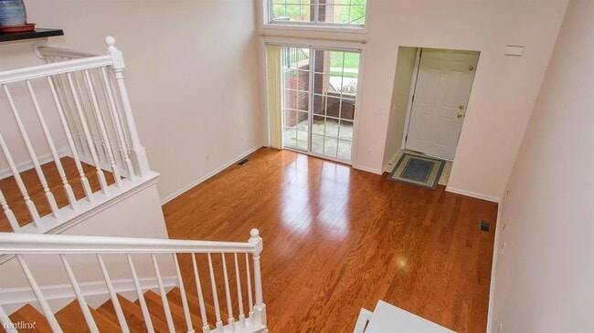 Photo - 2906 Barclay Way