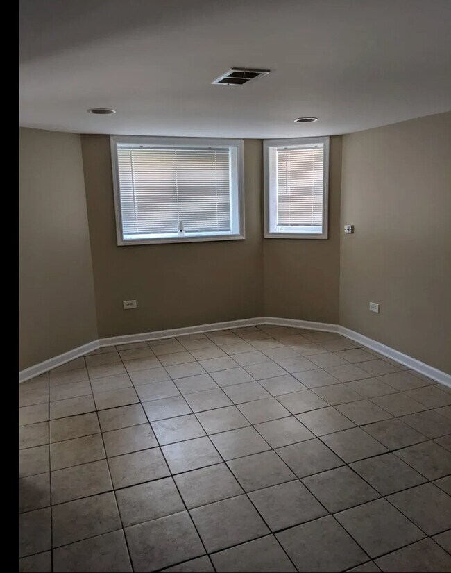 2614 N Springfield Ave Unit G