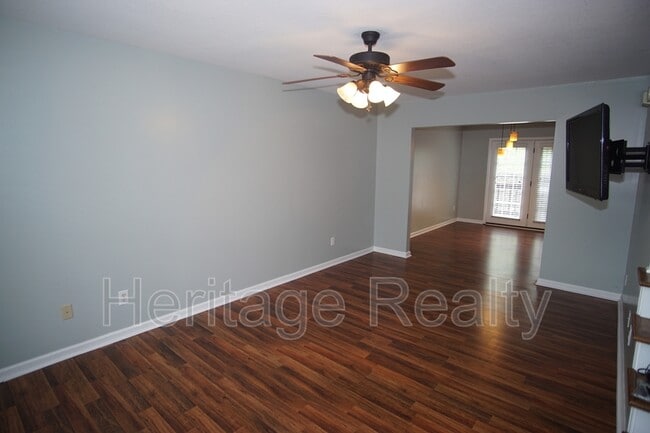 Photo - 818 Coleville Way