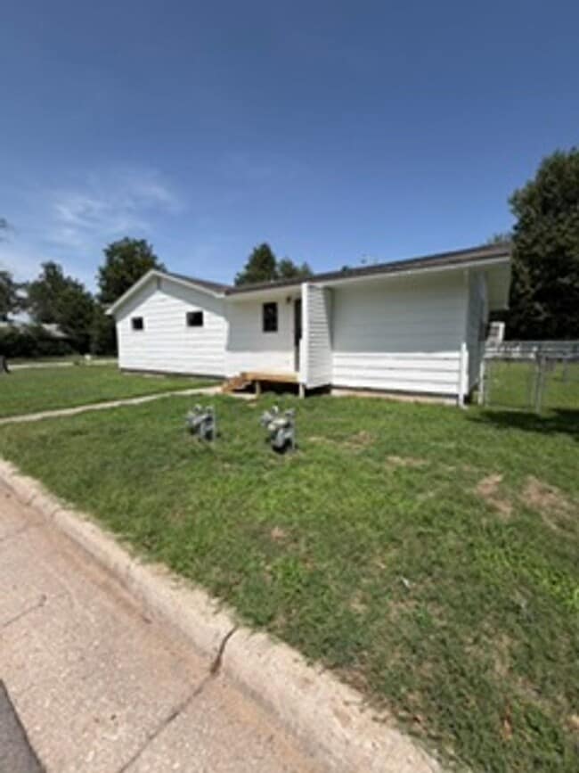 Photo - 3 bedroom, 2 bath with huge den or bonus room