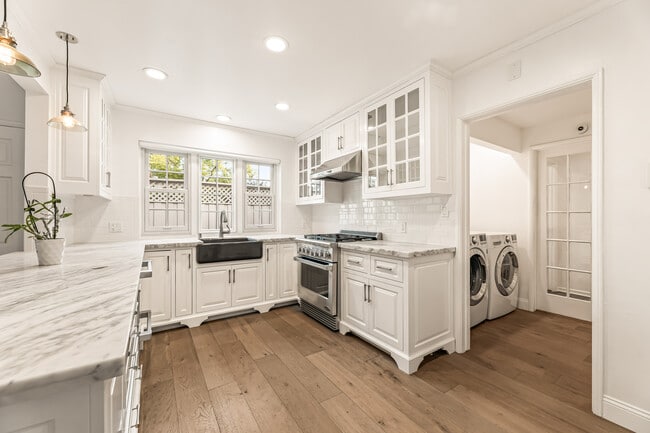 Building Photo - 2450 Hermosita Dr