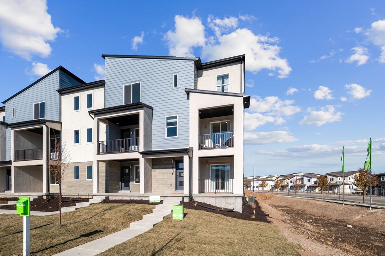 Brand New Luxury 3 Bedroom Townhouse! - Brand New Luxury 3 Bedroom Townhouse!