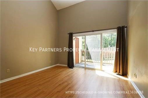 Photo - 4853 Horton St