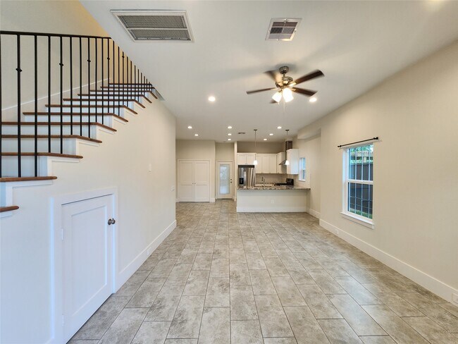 Photo - 2202 Lynnfield St