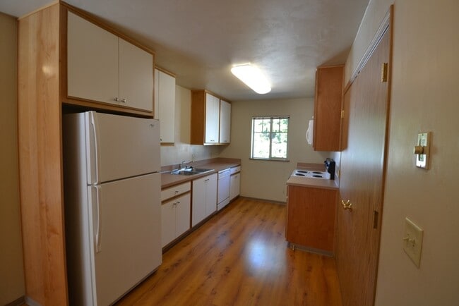 Photo - Nice 3 Bed Upstairs Flat - Walking Distance to Campus! Unit B