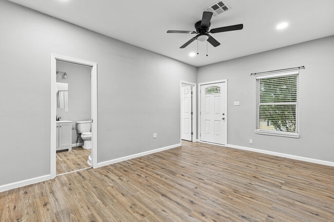 Photo - 221 N Bermuda St