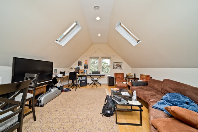 Photo - 3814 N Marshfield Ave Unit Top floor beauty