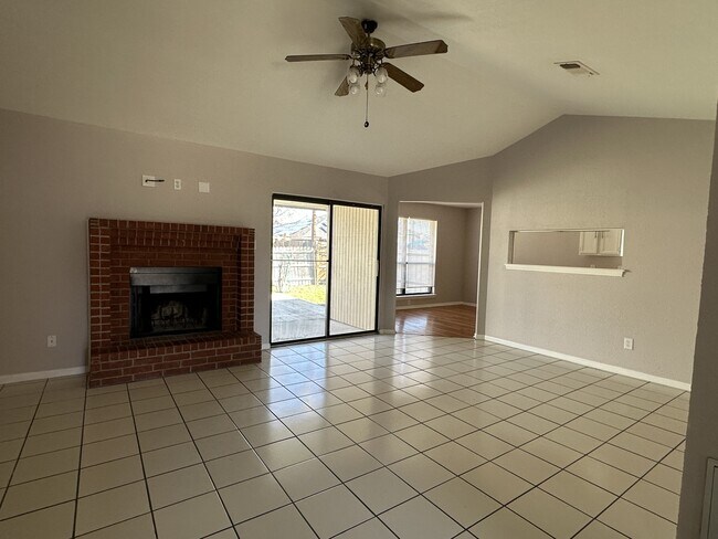 Photo - 409 Suzie St