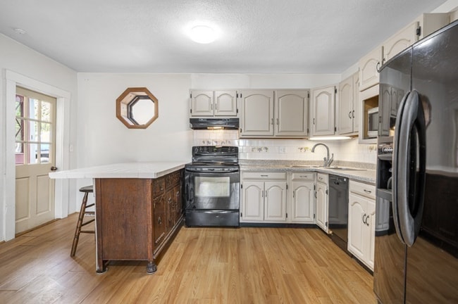 Photo - 98 Linwood St Unit 98B