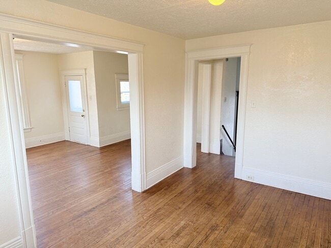 Photo - 411 W Washington Ave Unidad Upper - ALL UTILITIES INCLUDED