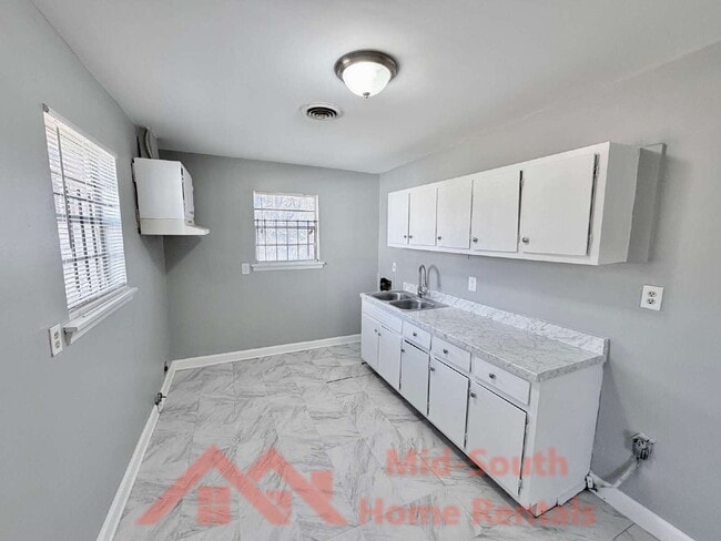 Photo - 2054 Benford St