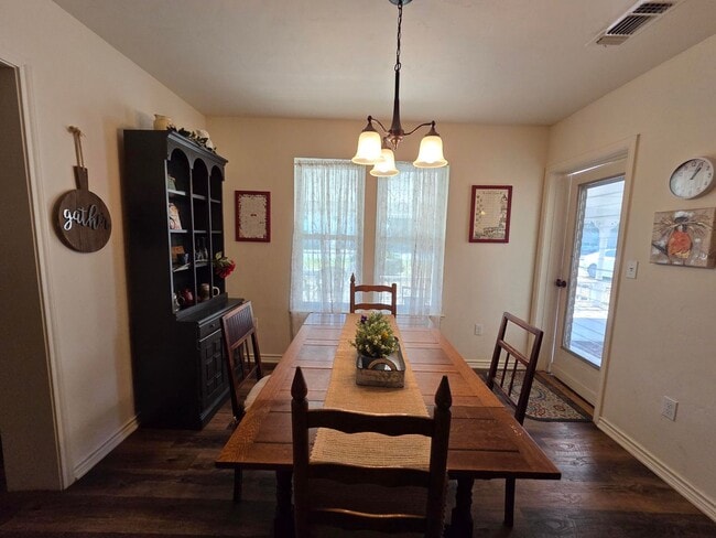Photo - FOR LEASE!! Great location!