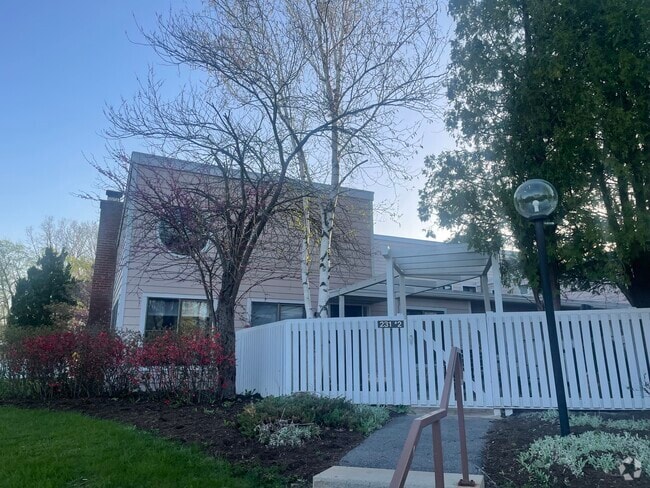 Building Photo - 231 Strawberry Hill Cir Rental