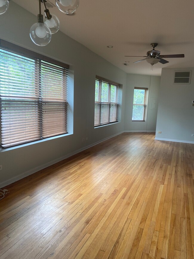 Living Room - 828 W Agatite Ave Unidad 2
