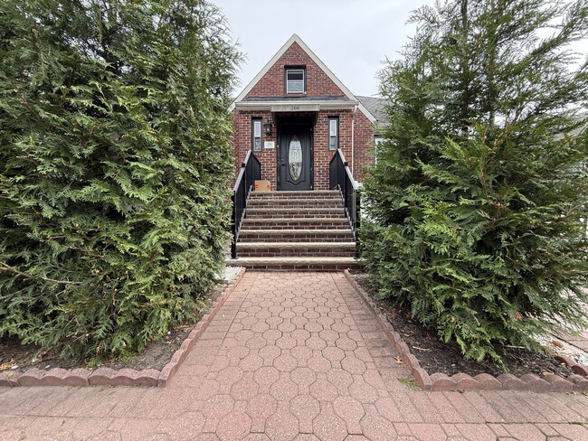Building Photo - 266 13th St Unit 2