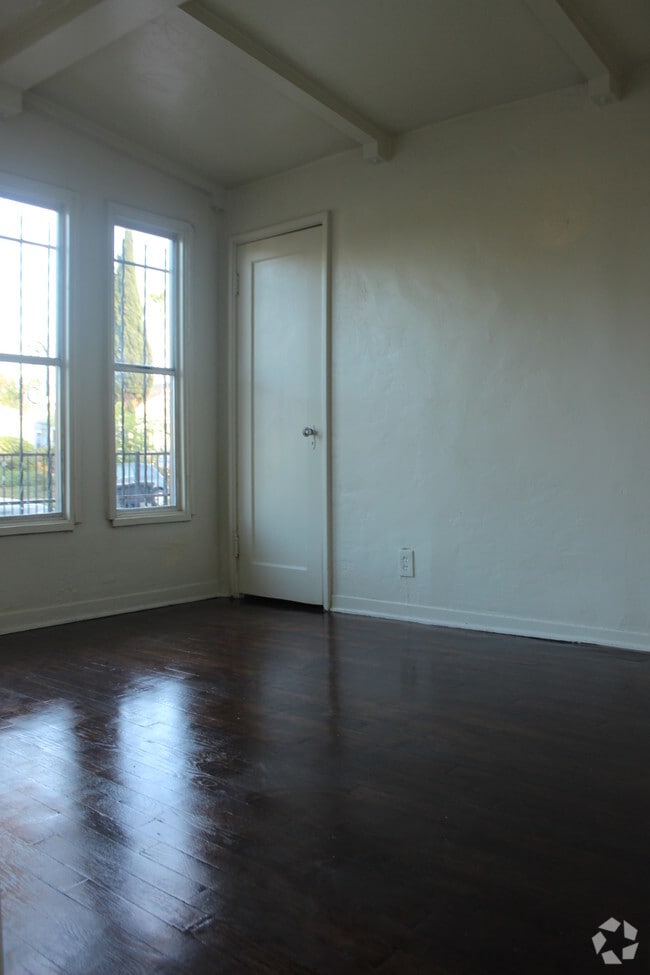 Building Photo - 6561 S Victoria Ave Unit 6561 Rental
