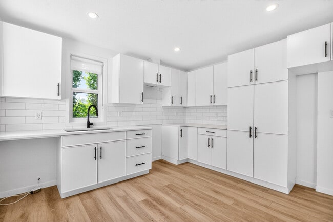 Building Photo - 12133-12146 46 St NW Unit 12133 BSMT