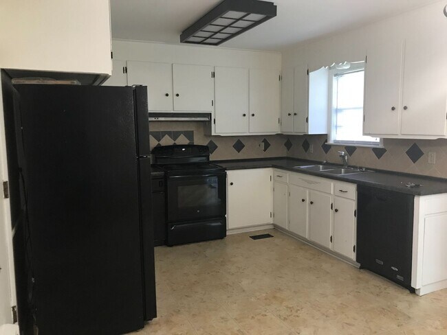 Photo - 3 bedrooms, 1.5 bath, close to Brookside restaurants, shopping and entertainment.