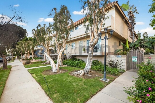 Photo - 10215 Variel Ave