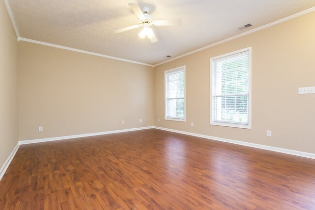 Photo - 228 Chamberlyn Ln