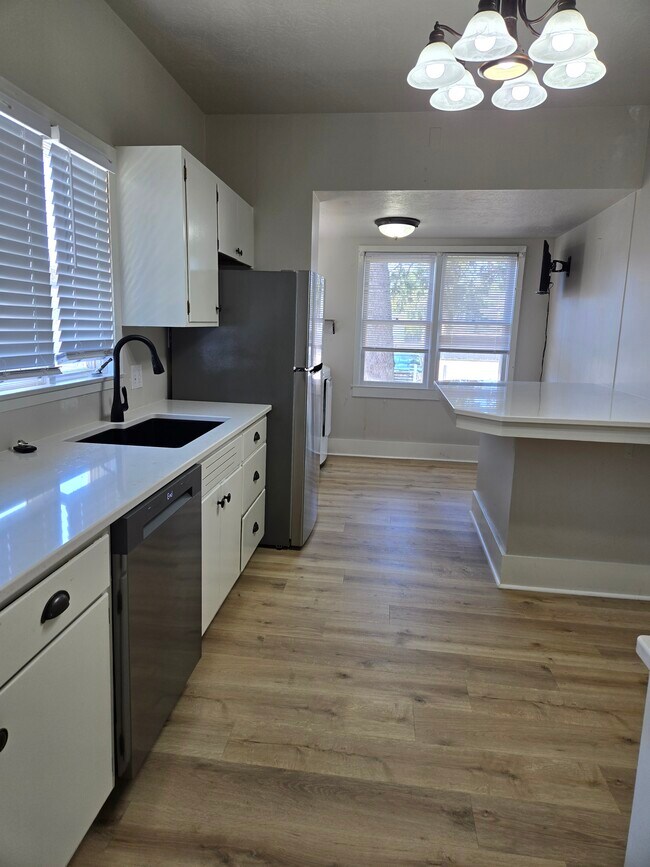 Photo - 613 7th Ave