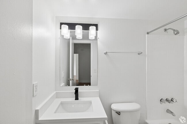 The Peacock II - 2BR, 2BA - 850SF - Main Bathroom