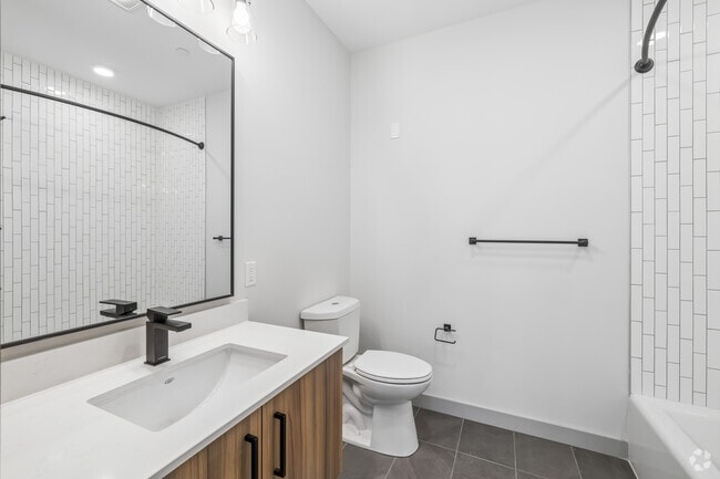 2BR, 2BA - 1,098SF - Bathroom